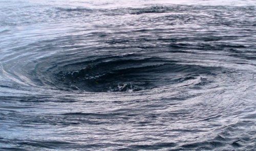 Водовороты
Сформированные разнонаправленными приливными течениями, водовороты могут запросто утащить на дно и пловцов, и даже небольшие лодки.