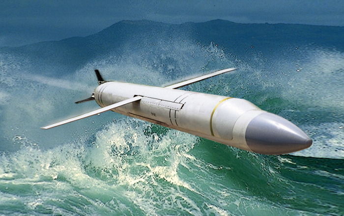 Крылатая ракета P-800
Противокорабельная крылатая ракета P-800 семейства "Оникс" летит в 5 раз быстрее звука благодаря чему практически неуязвима для современных средств ПВО. Ракета оснащена системой навигации и радиолокационной головкой самонаведения. Ракет способна поразить боевой корабль класса "крейсер" с 300 км, а несколько ракет сотрут с лица Земли авианосец.