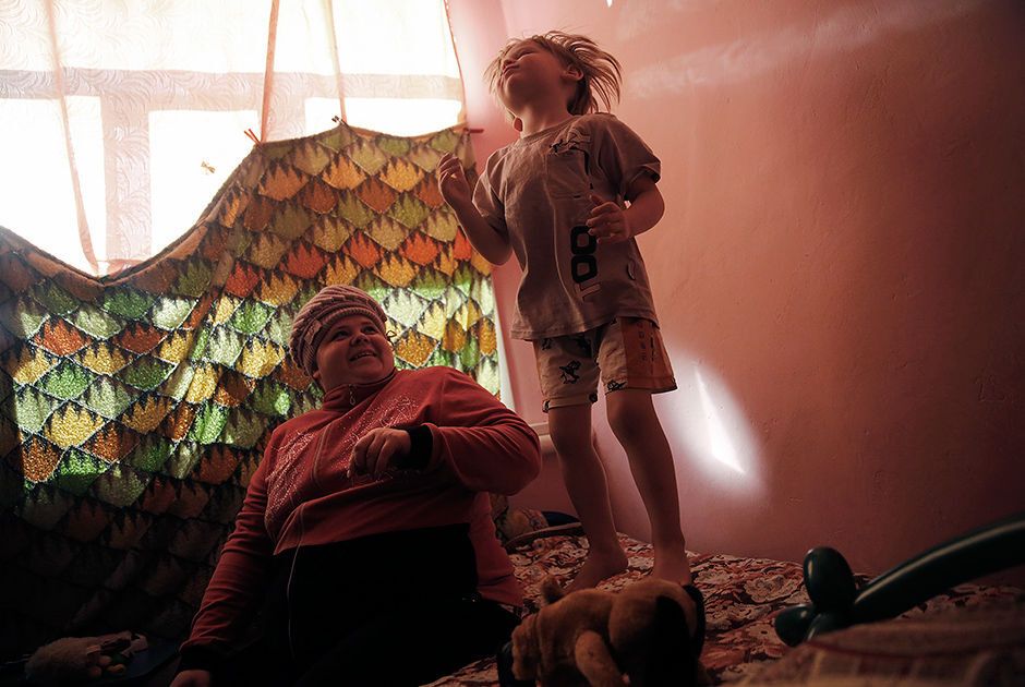 Прийняла в обійми: опубліковано фото "щасливого" життя українських біженців в Росії
