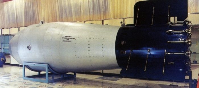 Царь Бомба или "Кузькина мать"
30 октября 1961 года в СССР над Новой Землей на высоте 4000 м была взорвана самая мощная водородная бомба за всю историю человечества. "Царь-бомба" была главным аргументом СССР в противостоянии с США на мировой арене.