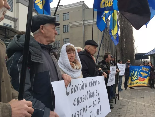 В Киеве около 30 человек пикетировали посольство России