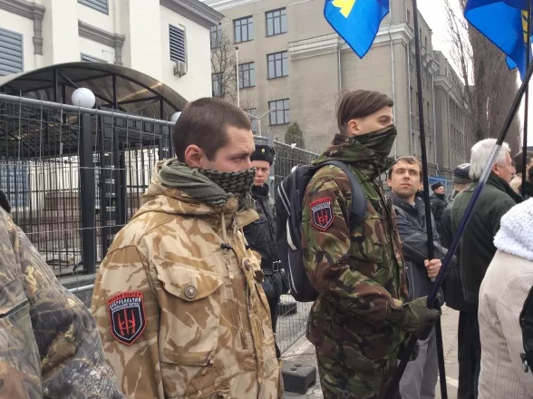 В Киеве около 30 человек пикетировали посольство России