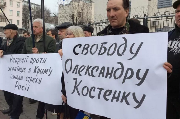 У Києві близько 30 осіб пікетували посольство Росії