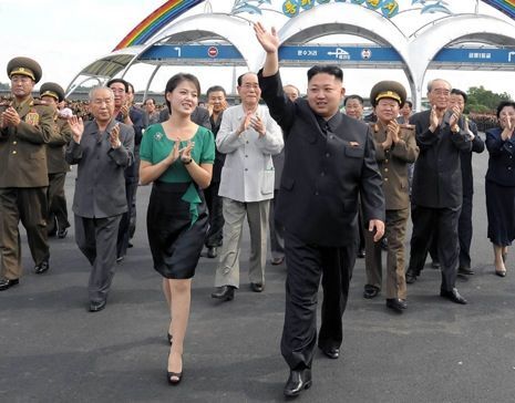 Ким Чен Ын стал появляться на публике с сестрой вместо жены