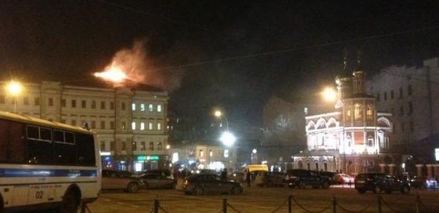 В центре Москвы вспыхнул огромный торговый центр: фото с места событий