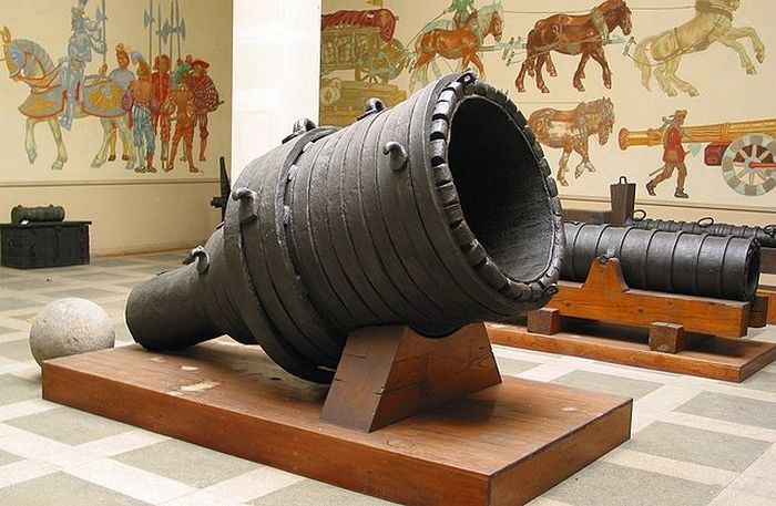 Бомбарда Pumhart von Steyr
Средневековая бомбарда Pumhart von Steyr использовалась в 15-ом веке. Она является единственной и сохранившихся и хранится сегодня в Музее военной истории в Вене. Из этого 800-калибрового оружия стреляли 690-килограммовыми каменными ядрами, приводя противника в ужас. Снаряды летели на 600 метров.