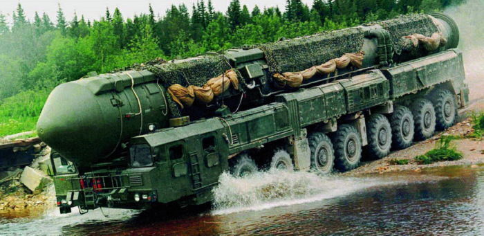 SS-29 Ярс
Российские ракеты "Ярс" с разделяющимися головными блоками способны уничтожать не одну, а много целей.