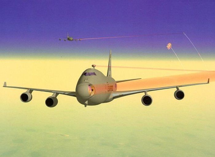 Yal-1 Airborne Laser
Американский самолет Yal-1 Airborne Laser - носитель лазерного оружия, предназначенного для уничтожения тактических баллистических ракет. Может отслеживать вражеские ракеты и сбивать их на расстоянии нескольких сотен километров.