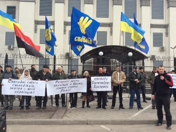 У Києві близько 30 осіб пікетували посольство Росії