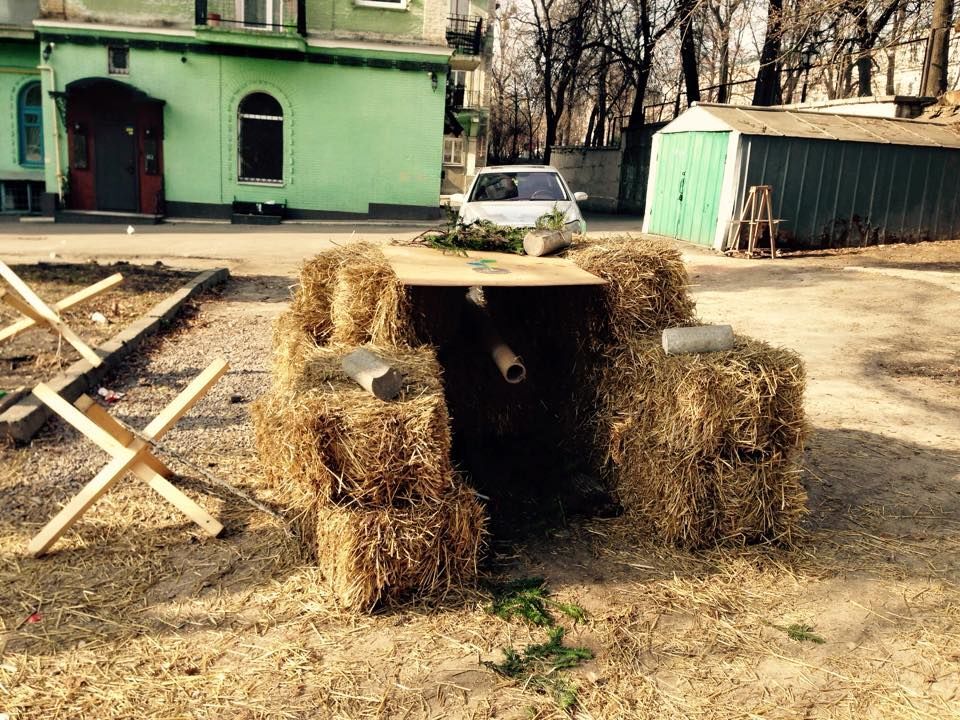 В киевском сквере дети построили танк