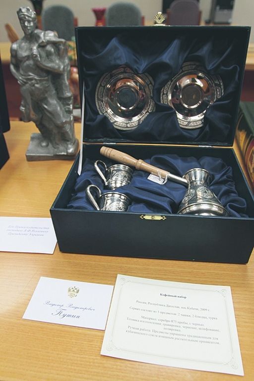 Фотокартина, ширма и блюдо: СМИ рассказали о подарках Порошенко