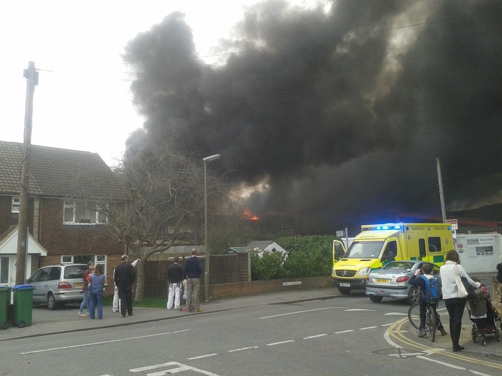 В Британии рядом со школой прогремел взрыв: фотофакт