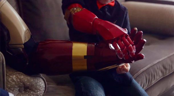 Роберт Дауни-младший подарил мальчику-инвалиду протез в виде руки Железного человека