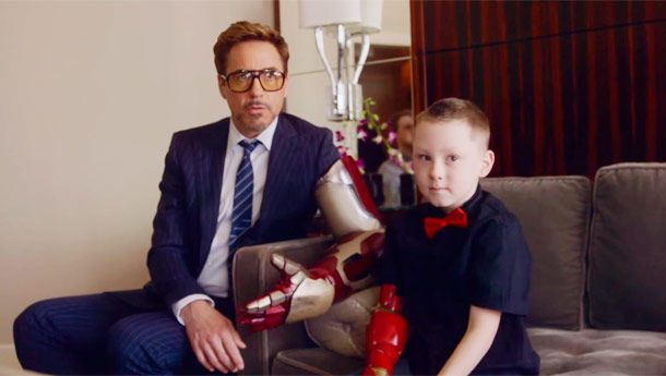 Роберт Дауни-младший подарил мальчику-инвалиду протез в виде руки Железного человека