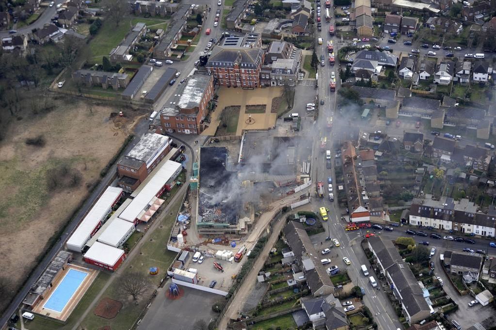 В Британии рядом со школой прогремел взрыв: фотофакт