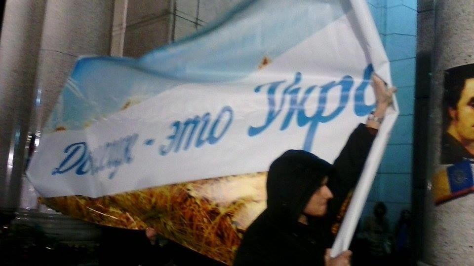 В Киеве митингуют жители Луганской и Донецкой областей: фото акции