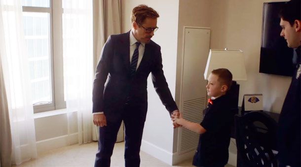 Роберт Дауни-младший подарил мальчику-инвалиду протез в виде руки Железного человека