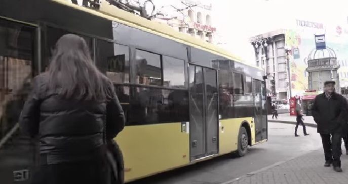 В киевском троллейбусе пассажирам читали стихи