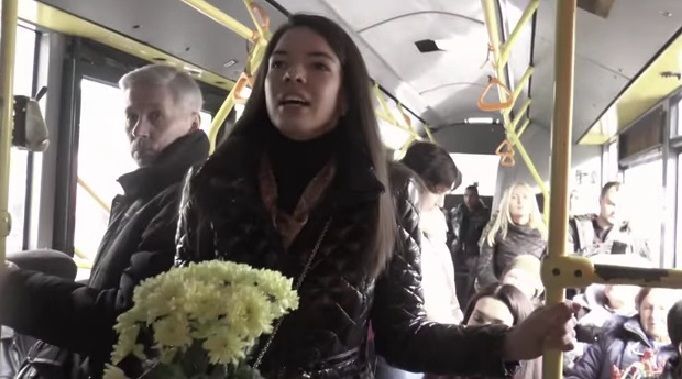В киевском троллейбусе пассажирам читали стихи: видеофакт