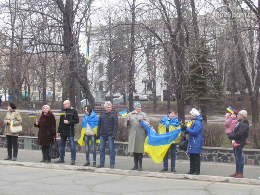 Жители Мариуполя создали живую цепь для защиты города от оккупантов