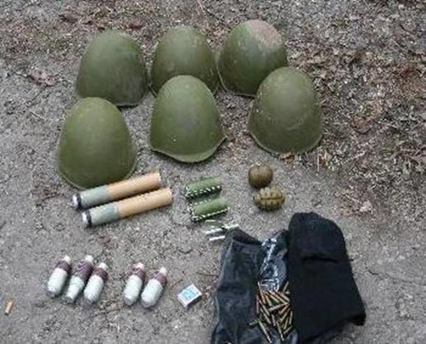 Украинские военные нашли тайники с оружием боевиков: фотофакты