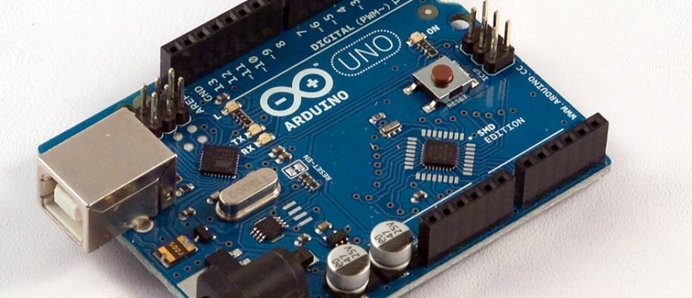 Arduino. Средство разработки программируемых электронных устройств, которые, в отличие от персональных компьютеров, ориентированы на тесное взаимодействие с окружающим миром. Ардуино - это открытая программируемая аппаратная платформа для работы с различными физическими объектами и представляет собой простую плату с микроконтроллером, а также специальную среду разработки для написания программного обеспечения
