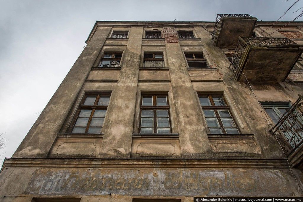 Что сделали с городом 70 лет в составе России: золотой Ленин на фоне ободранных зданий
