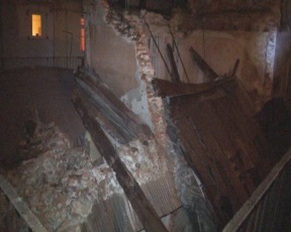 Во Львове рухнуло двухэтажное здание: фото- и видеофакты