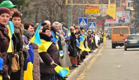 Жители Мариуполя создали живую цепь для защиты города от оккупантов