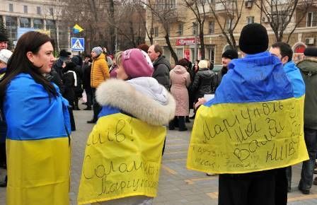 Жители Мариуполя создали живую цепь для защиты города от оккупантов