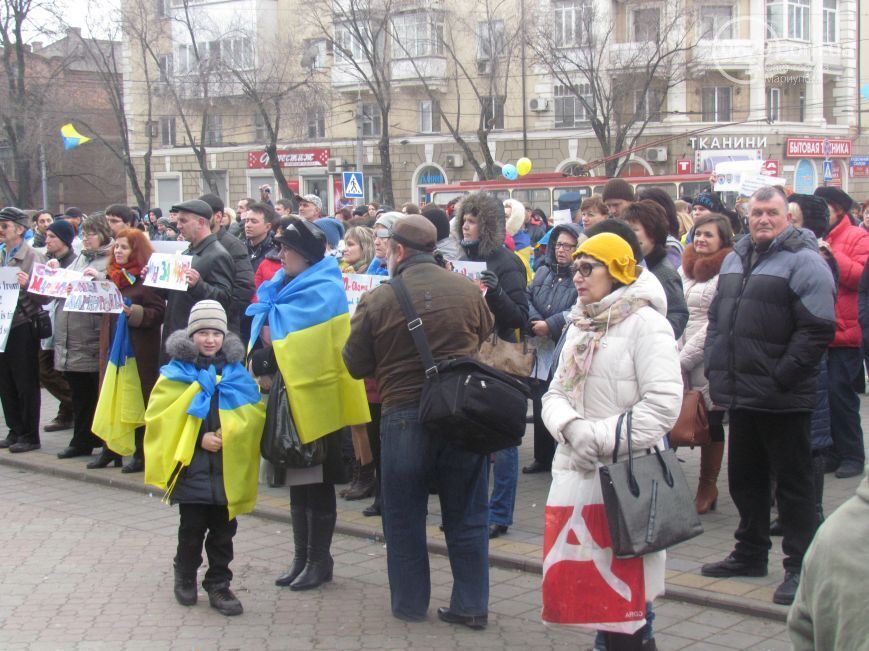 Жители Мариуполя создали живую цепь для защиты города от оккупантов