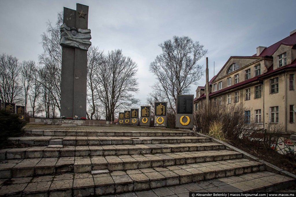 Что сделали с городом 70 лет в составе России: золотой Ленин на фоне ободранных зданий