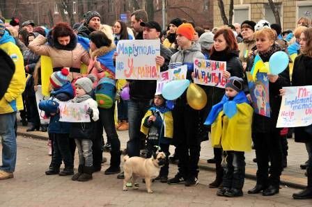 Жители Мариуполя создали живую цепь для защиты города от оккупантов