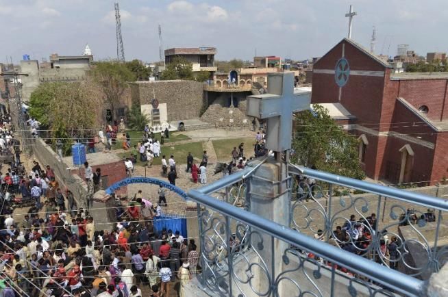 В Пакистане талибы взорвали две христианские церкви: подозреваемых линчевали