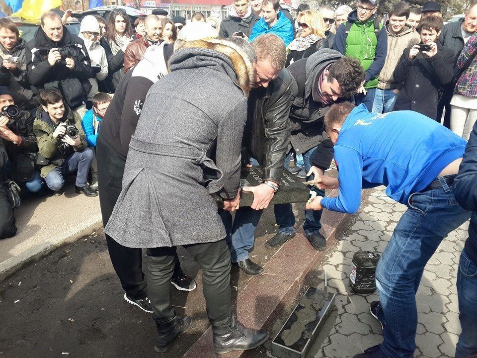 Вова, не подведи! В Киеве установили надгробную доску Путину возле посольства России: фотофакт