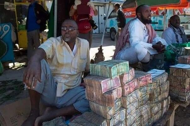 Обмен валют по-африкански: на рынок с тележкой денег. Фотофакт