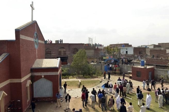 В Пакистане талибы взорвали две христианские церкви: подозреваемых линчевали