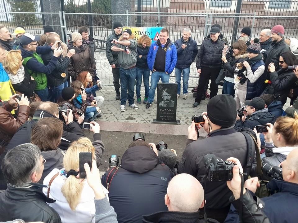Вова, не подведи! В Киеве установили надгробную доску Путину возле посольства России: фотофакт