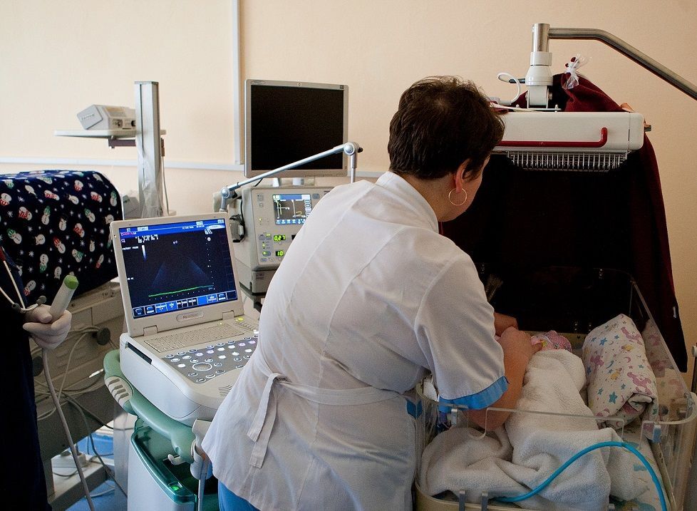 Анатолич, Витвицкая и Сеничкин передали больнице Охматдет прибор, который спасает жизни младенцев