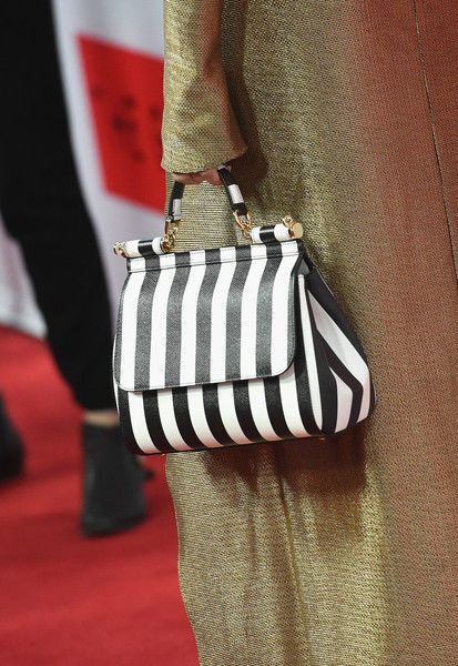 У Памелы Андерсон перекосился бюст