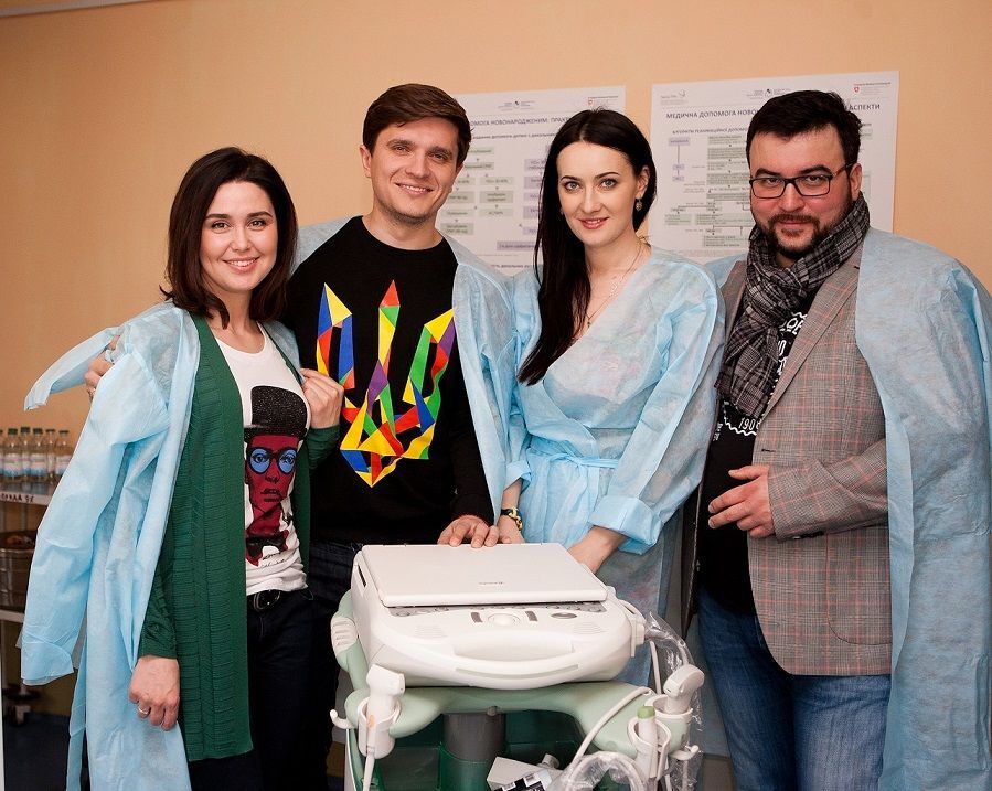 Анатолич, Витвицкая и Сеничкин передали больнице Охматдет прибор, который спасает жизни младенцев