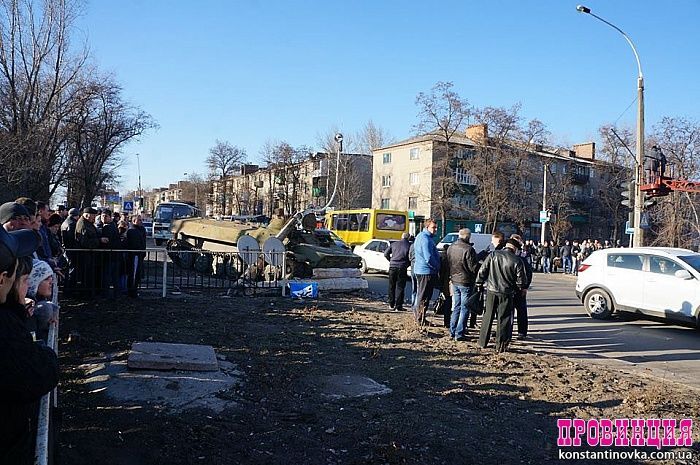 В Константиновке жители забросали камнями БМП после смерти ребенка в аварии