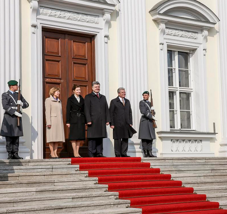 Супружескую чету Порошенко с почестями встретили в Берлине: фотофакт