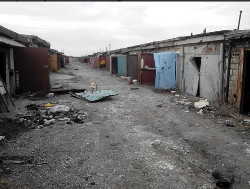 В оккупированном Донецке мародеры массово грабят гаражи: фотофакт