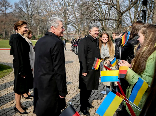 Супружескую чету Порошенко с почестями встретили в Берлине: фотофакт