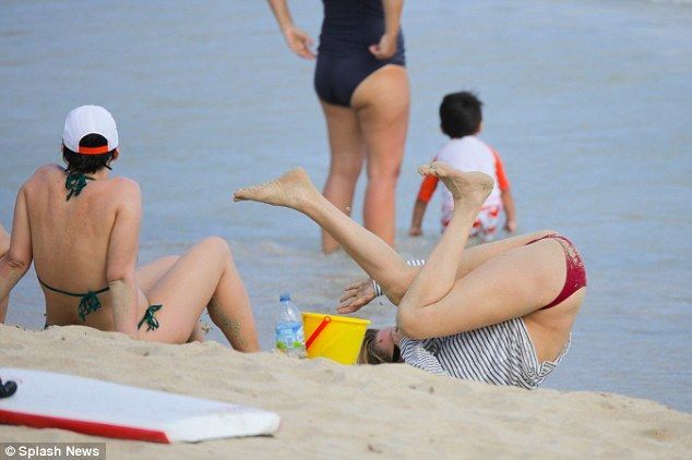 44-летняя Ума Турман показала тело в бикини на пляже