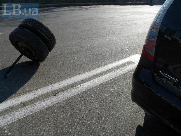У Києві в маршрутки прямо на ходу відвалилися колеса: фотофакт