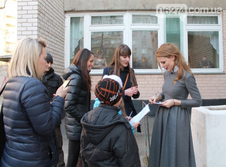 Инспектор Фреймут приехала в прифронтовую зону Донбасса: фоторепортаж из Артемовска