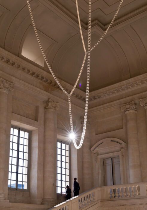 12-метровая люстра Swarovski украсила Версаль