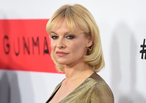 У Памелы Андерсон перекосился бюст